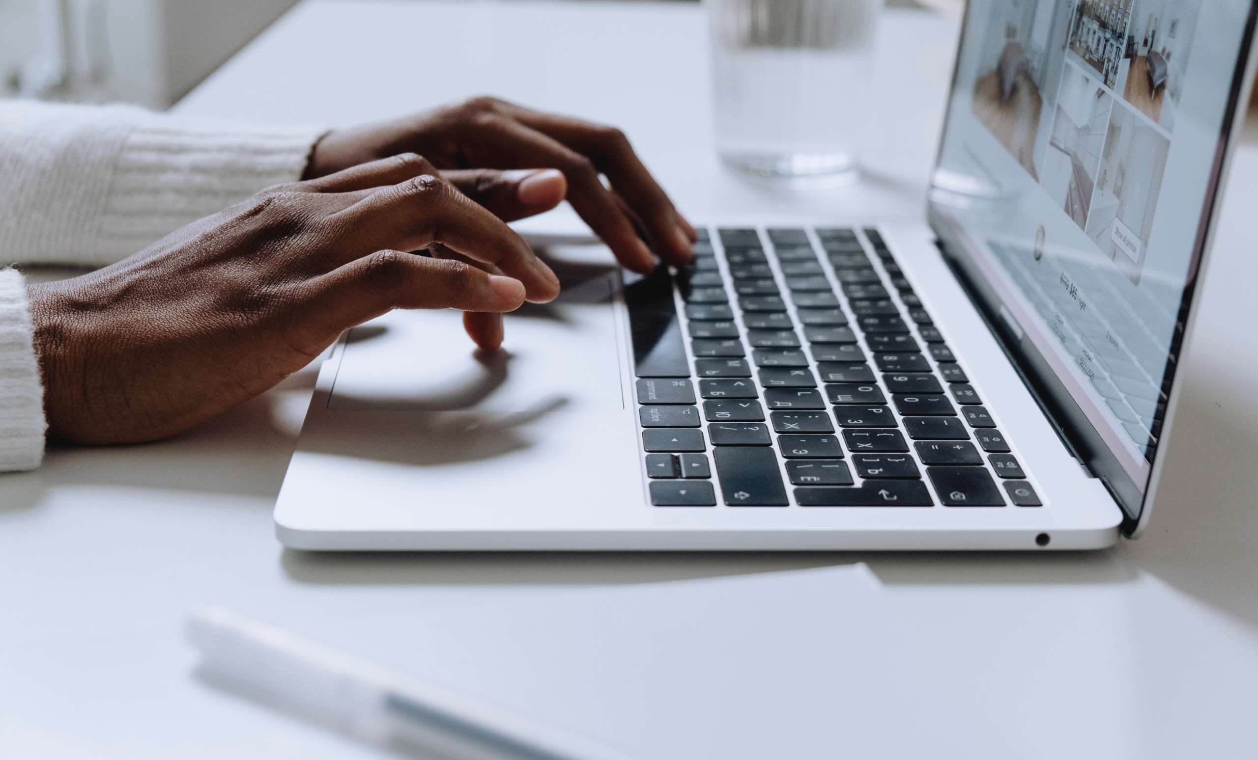 photo of a realtor on the computer starting a real estate blog online